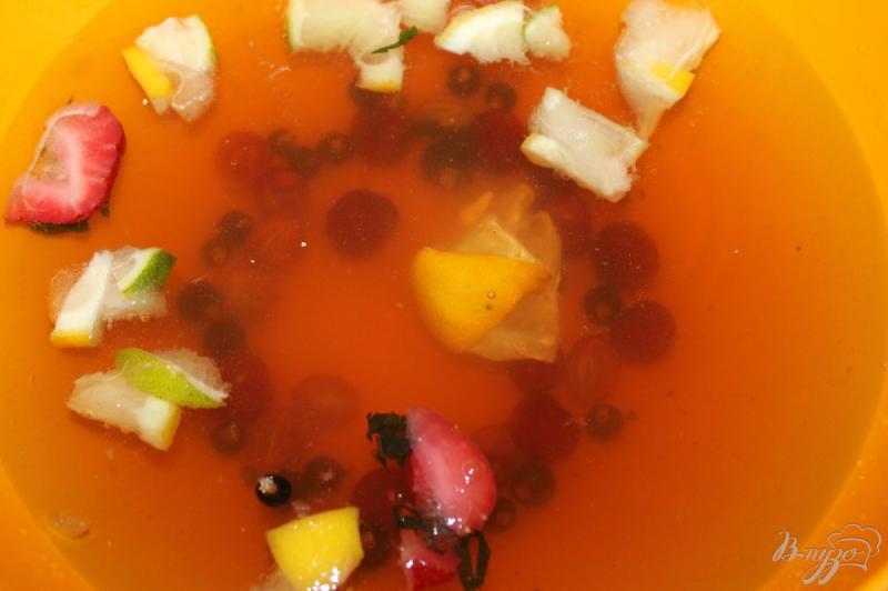 Фото приготовление рецепта: Холодный мятный чай с ягодами шаг №5
