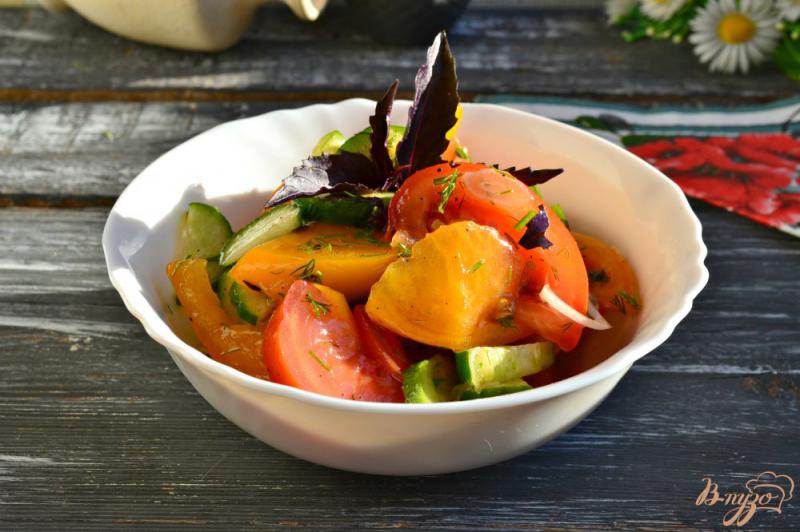 Фото приготовление рецепта: Салат из огурцов и помидоров с базиликом и соевым соусом шаг №4