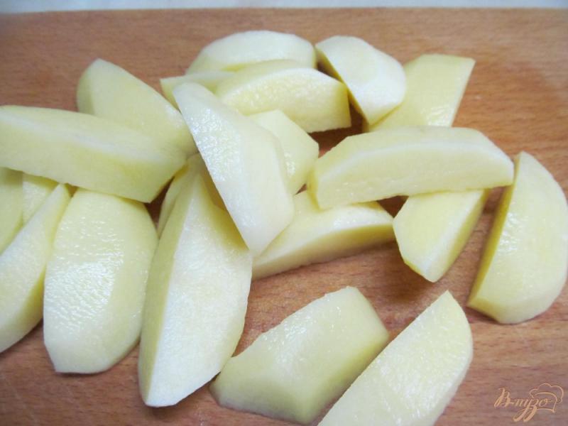 Фото приготовление рецепта: Картофель под соевым соусом с чесноком шаг №1