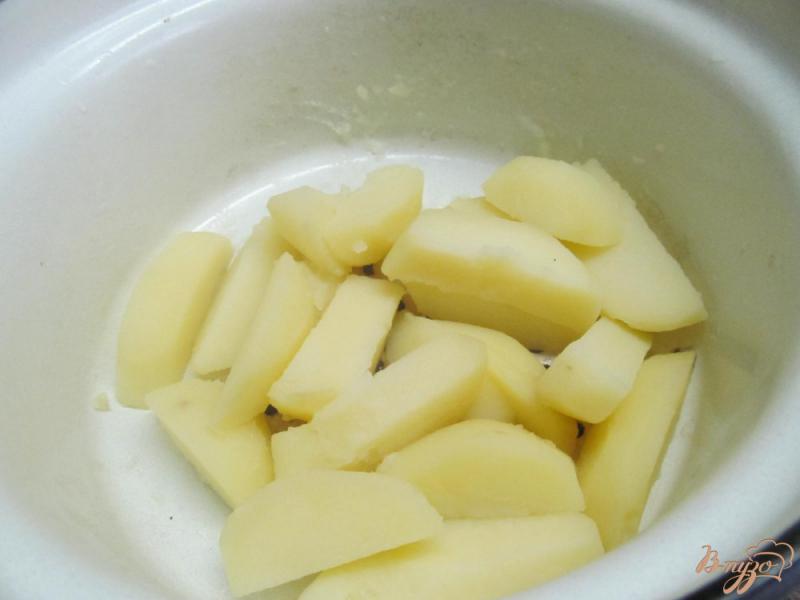 Фото приготовление рецепта: Картофель под соевым соусом с чесноком шаг №3