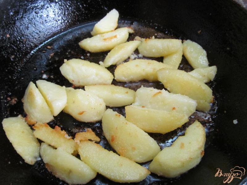 Фото приготовление рецепта: Картофель под соевым соусом с чесноком шаг №4
