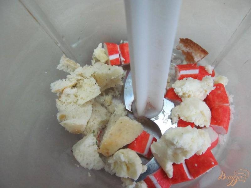 Фото приготовление рецепта: Крабовые биточки с кабачком и вареным яйцом шаг №1