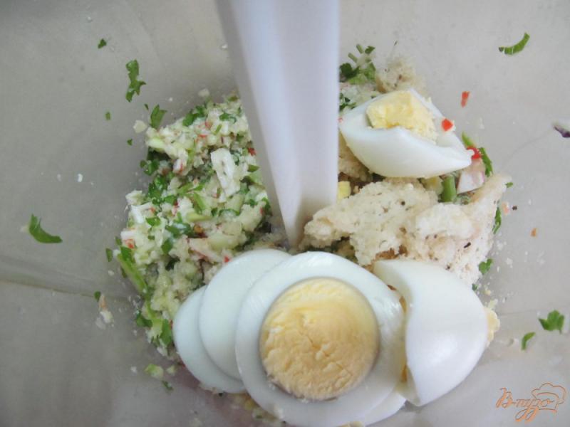 Фото приготовление рецепта: Крабовые биточки с кабачком и вареным яйцом шаг №3