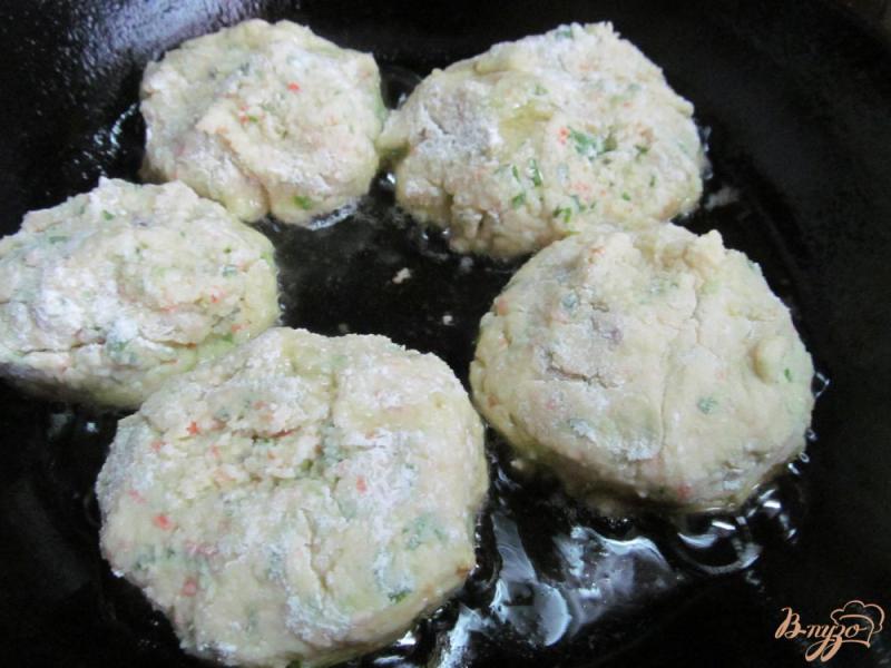 Фото приготовление рецепта: Крабовые биточки с кабачком и вареным яйцом шаг №8