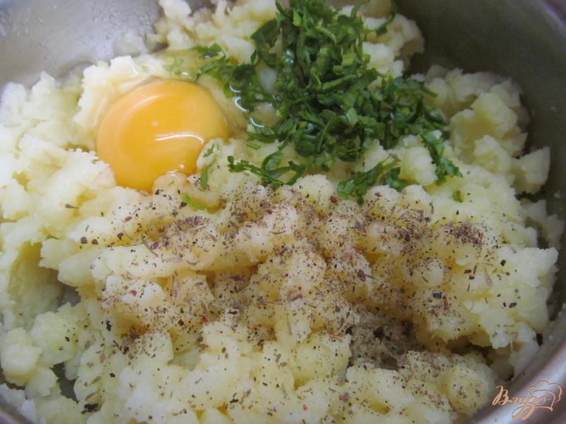 Фото приготовление рецепта: Картофельные крокеты с базиликом соусом шаг №2