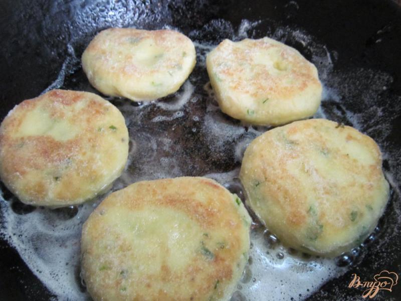 Фото приготовление рецепта: Картофельные крокеты с базиликом соусом шаг №5
