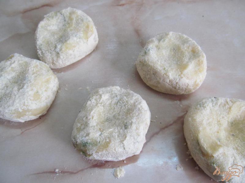 Фото приготовление рецепта: Картофельные крокеты с базиликом соусом шаг №4