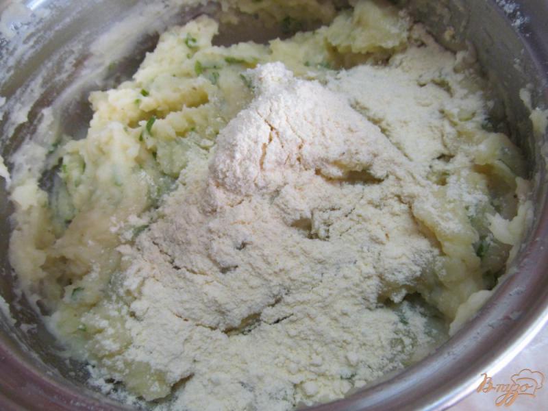 Фото приготовление рецепта: Картофельные крокеты с базиликом соусом шаг №3