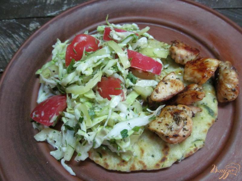 Фото приготовление рецепта: Мексиканский пряный салат с курицей и овощами шаг №7