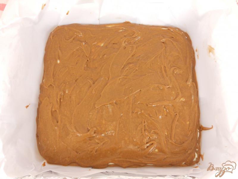 Фото приготовление рецепта: Пирожное «Брауни» с мятой и творожной прослойкой шаг №8