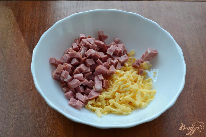 Фото приготовление рецепта: Гренки с сыром и колбасой шаг №3