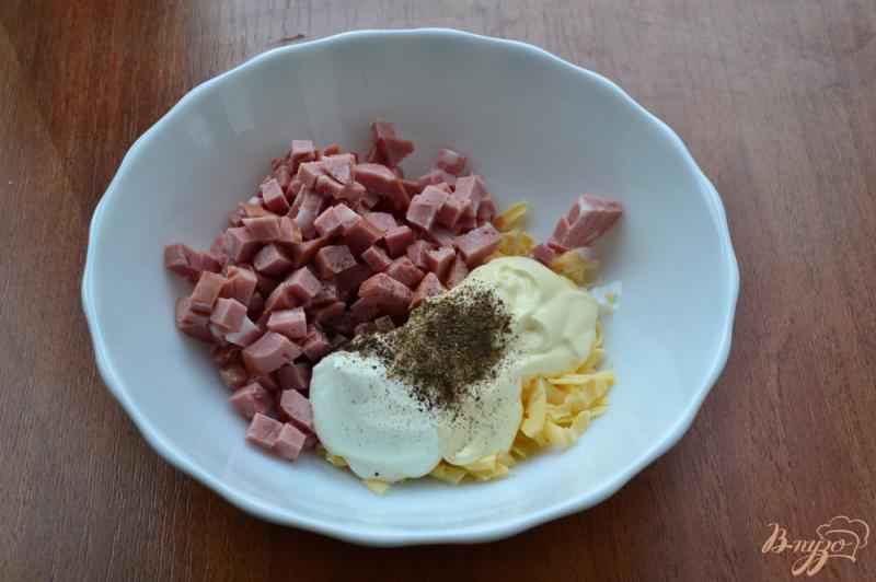 Фото приготовление рецепта: Гренки с сыром и колбасой шаг №4