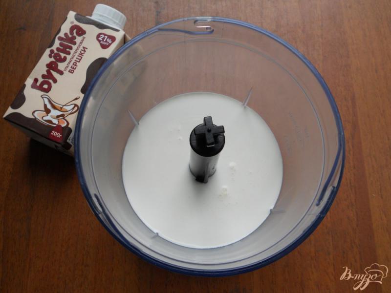 Фото приготовление рецепта: Сливочное мороженое с кусочками шоколада и карамельным соусом шаг №1