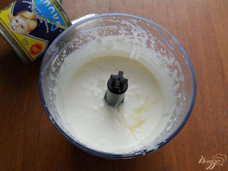 Фото приготовление рецепта: Сливочное мороженое с кусочками шоколада и карамельным соусом шаг №2