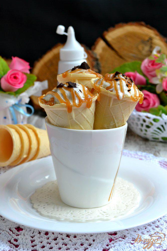 Фото приготовление рецепта: Сливочное мороженое с кусочками шоколада и карамельным соусом шаг №5