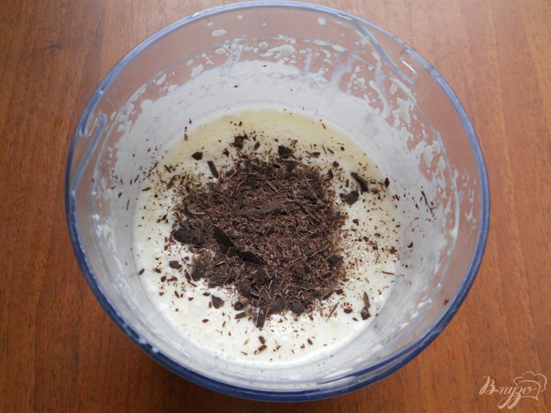 Фото приготовление рецепта: Сливочное мороженое с кусочками шоколада и карамельным соусом шаг №3