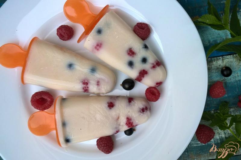 Фото приготовление рецепта: Йогуртовое мороженое с ягодами шаг №5