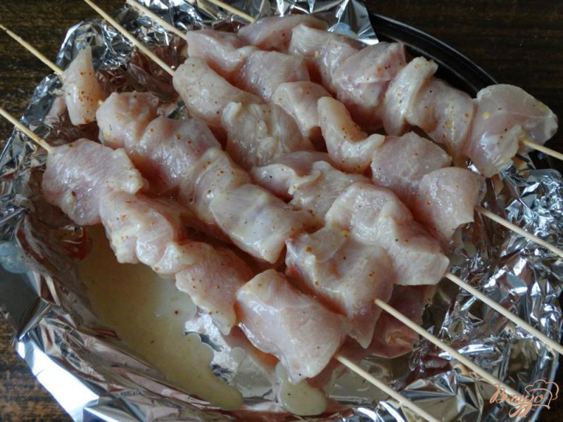 Фото приготовление рецепта: Шашлык из куриной грудки в духовке шаг №4