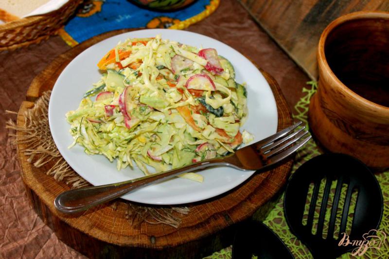 Фото приготовление рецепта: Салат из белокочанной капусты с редисом, помидором и яйцом шаг №6