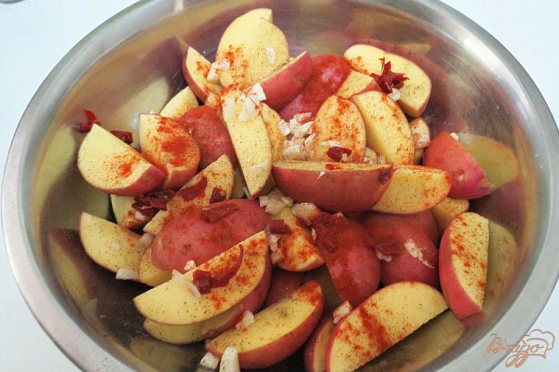 Фото приготовление рецепта: Картофель по деревенски, в рукаве в духовке шаг №4