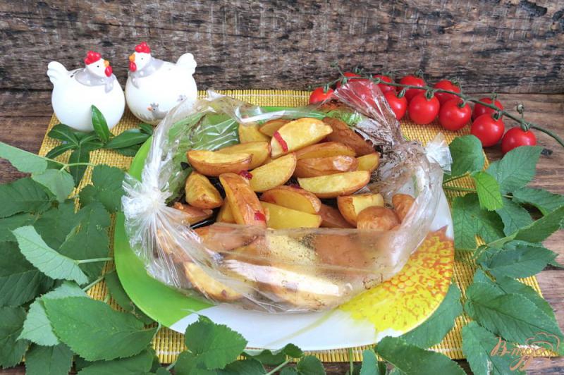 Фото приготовление рецепта: Картофель по деревенски, в рукаве в духовке шаг №9