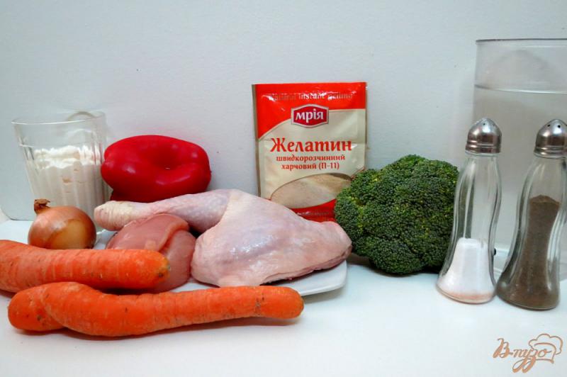 Фото приготовление рецепта: Заливное из курицы с овощами шаг №1
