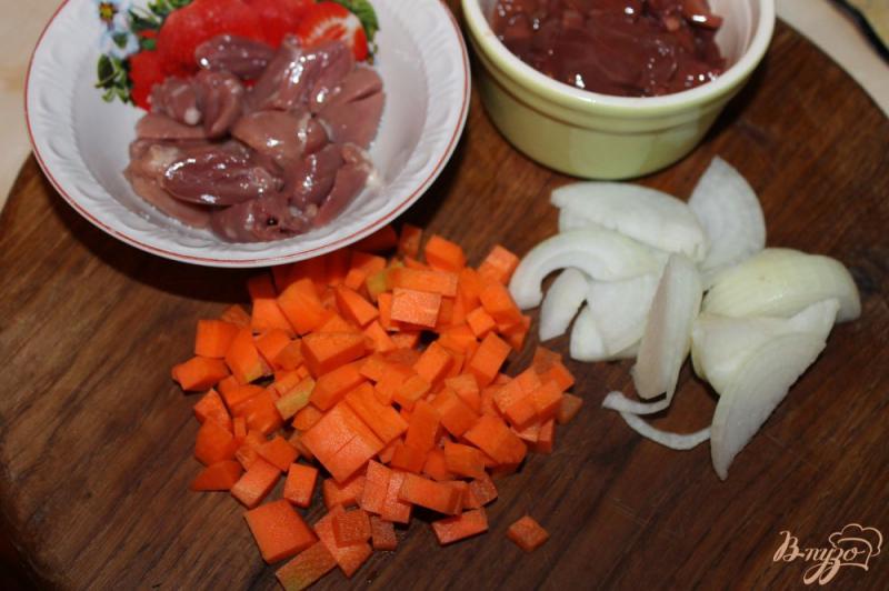 Фото приготовление рецепта: Паштет из куриной печени и сердечек с овощами шаг №2