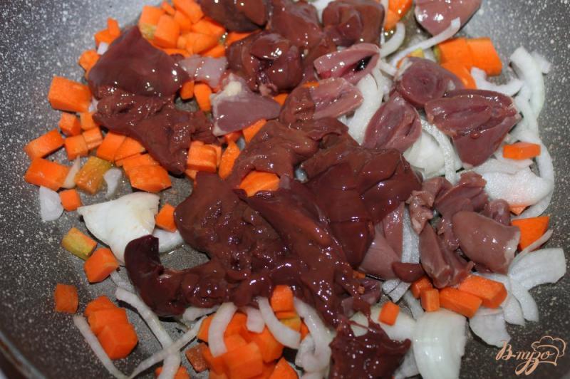 Фото приготовление рецепта: Паштет из куриной печени и сердечек с овощами шаг №3