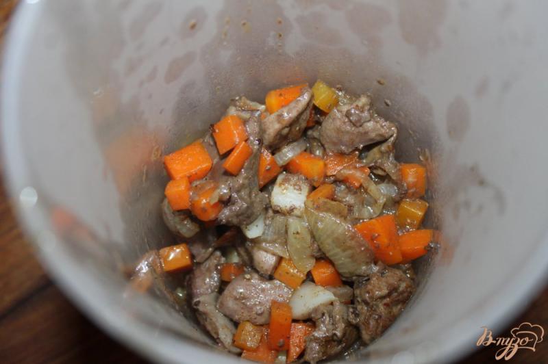 Фото приготовление рецепта: Паштет из куриной печени и сердечек с овощами шаг №6