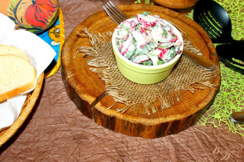 Фото приготовление рецепта: Салат с ботвой свеклы и редисом шаг №9