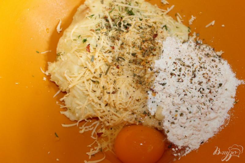 Фото приготовление рецепта: Картофельные крокеты с укропом и сыром шаг №4