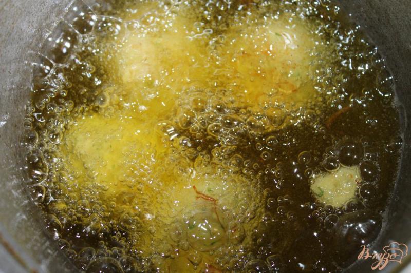 Фото приготовление рецепта: Картофельные крокеты с укропом и сыром шаг №5