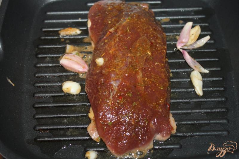 Фото приготовление рецепта: Пряная утиная грудка на гриле с малиновым соусом шаг №3