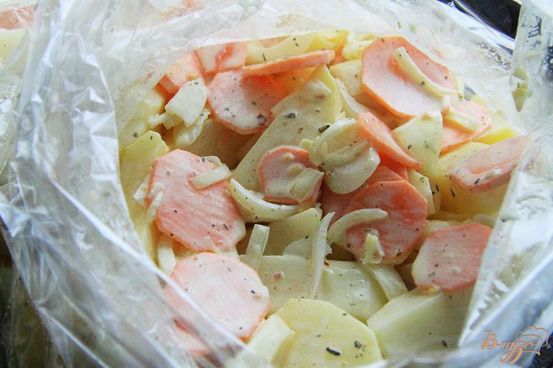 Фото приготовление рецепта: Куриные бедра с картофелем в рукаве шаг №7