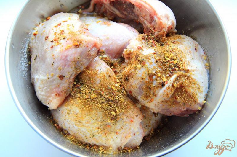 Фото приготовление рецепта: Куриные бедра с картофелем в рукаве шаг №2