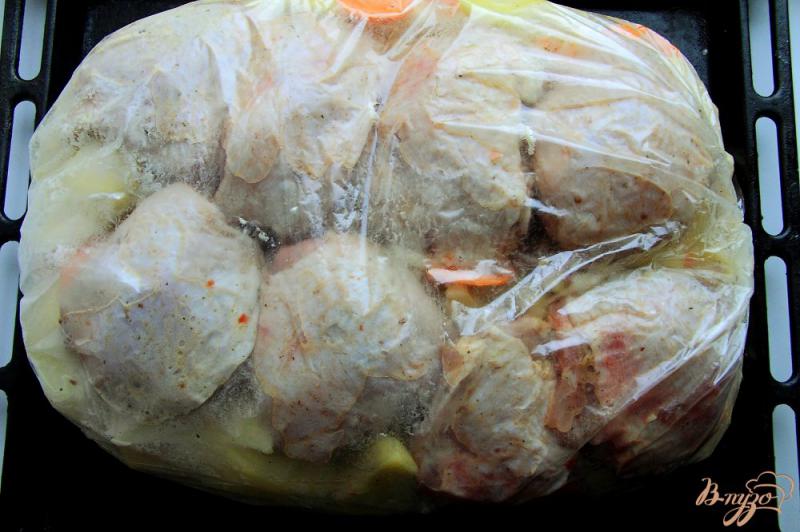 Фото приготовление рецепта: Куриные бедра с картофелем в рукаве шаг №8
