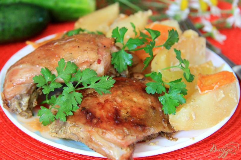 Фото приготовление рецепта: Куриные бедра с картофелем в рукаве шаг №9