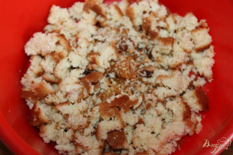 Фото приготовление рецепта: Шарики из бисквита с сухофруктами и миндалем шаг №4