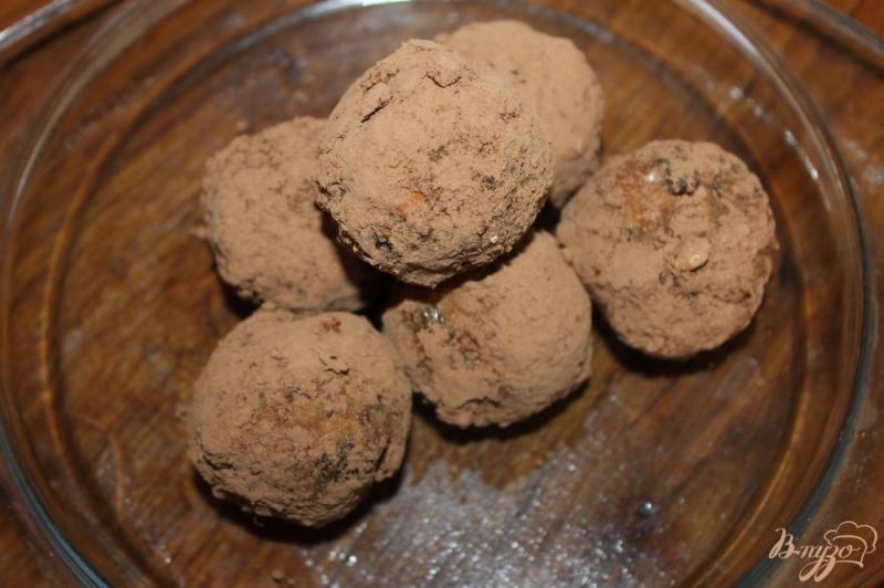 Фото приготовление рецепта: Шарики из бисквита с сухофруктами и миндалем шаг №8