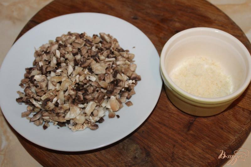 Фото приготовление рецепта: Сливочно - грибной соус с пармезаном шаг №2