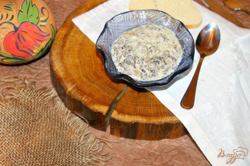 Фото приготовление рецепта: Сливочно - грибной соус с пармезаном шаг №6