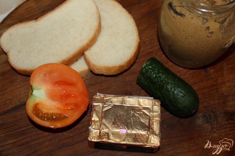 Фото приготовление рецепта: Праздничные канапе с паштетом, овощами и сыром шаг №1