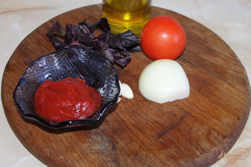 Фото приготовление рецепта: Томатный соус с базиликом для заправки пасты шаг №1