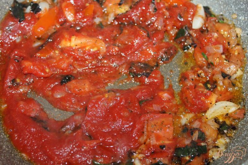 Фото приготовление рецепта: Томатный соус с базиликом для заправки пасты шаг №6