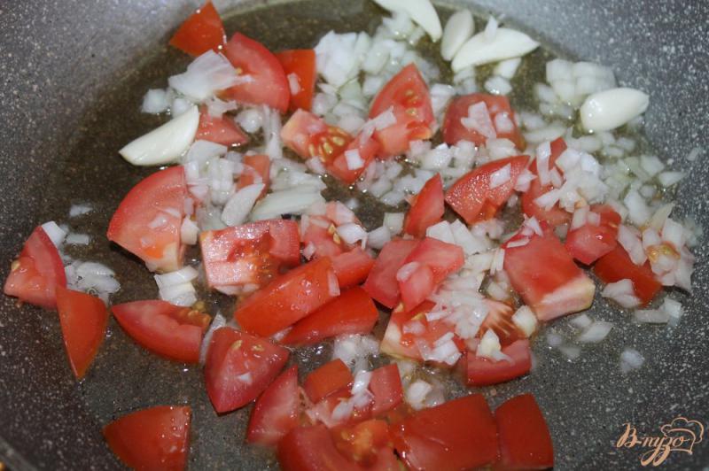 Фото приготовление рецепта: Томатный соус с базиликом для заправки пасты шаг №3