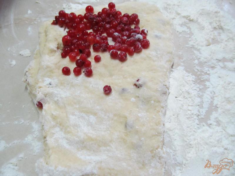 Фото приготовление рецепта: Сконы с красной смородиной под лимонной глазурью шаг №9