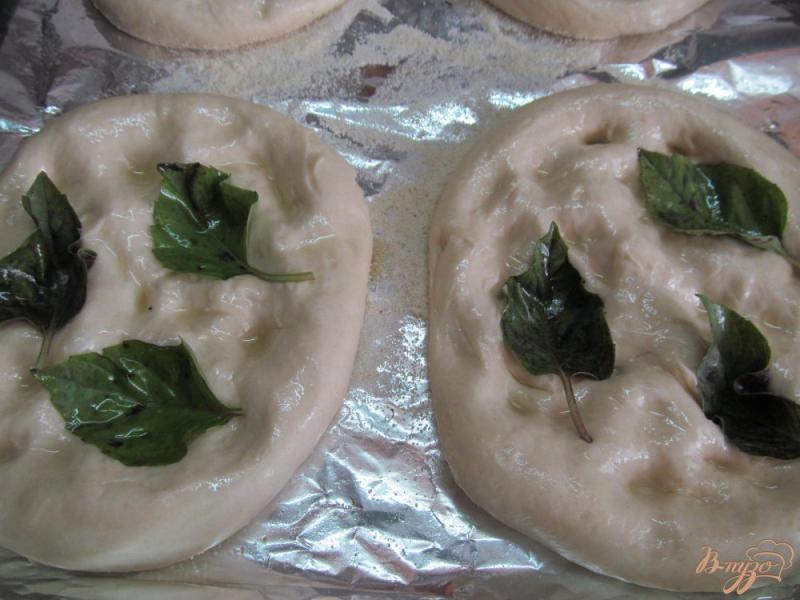 Фото приготовление рецепта: Фокачча с листьями базилика и помидором шаг №5