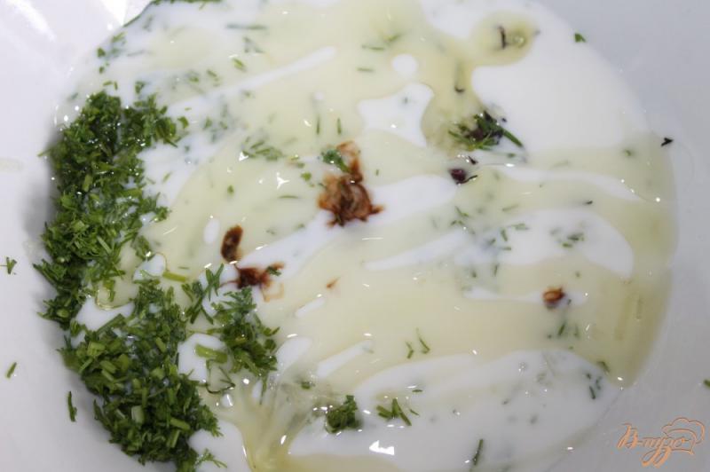 Фото приготовление рецепта: Соус на йогурте с чесноком, зеленью и бальзамическим уксусом шаг №5