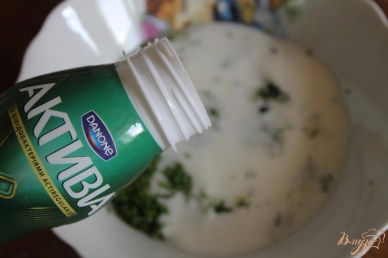 Фото приготовление рецепта: Соус на йогурте с чесноком, зеленью и бальзамическим уксусом шаг №4