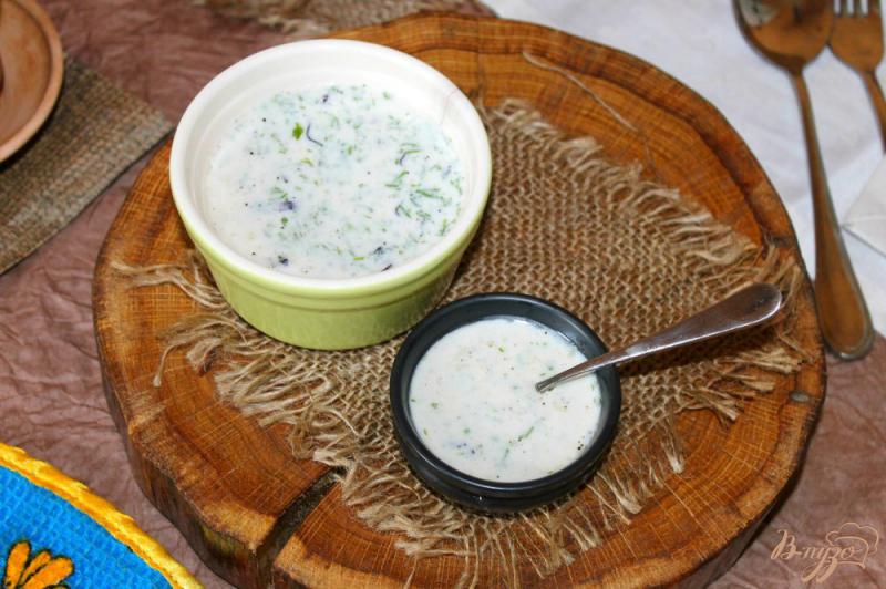 Фото приготовление рецепта: Соус на йогурте с чесноком, зеленью и бальзамическим уксусом шаг №7